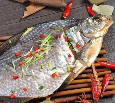 腌鱼时要放油吗(腌鱼是晒太阳还是风干)图1
