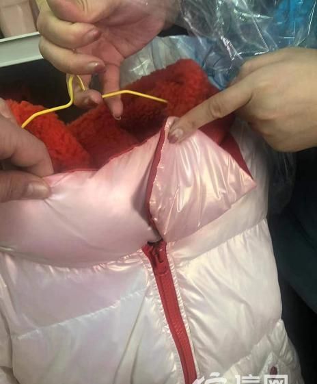 干洗店白色羽绒服被染色了怎么办图2