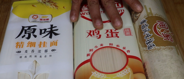 买挂面需要注意什么(波纹面和挂面哪个更健康)图2