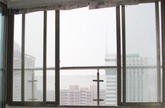 窗户玻璃胶长霉发黑图1