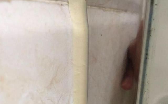 窗户玻璃胶长霉发黑图5