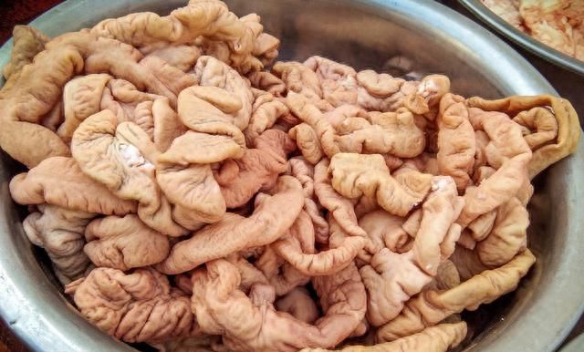 炒肥肠,直接炒就是大错特错,这样做,肥肠又香又嫩还很滑爽图1