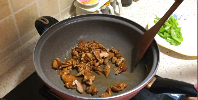 炒肥肠,直接炒就是大错特错,这样做,肥肠又香又嫩还很滑爽图3