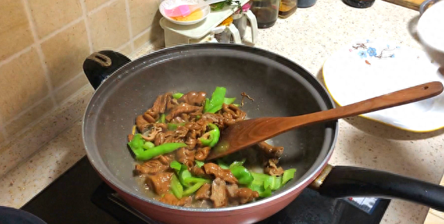 炒肥肠,直接炒就是大错特错,这样做,肥肠又香又嫩还很滑爽图4