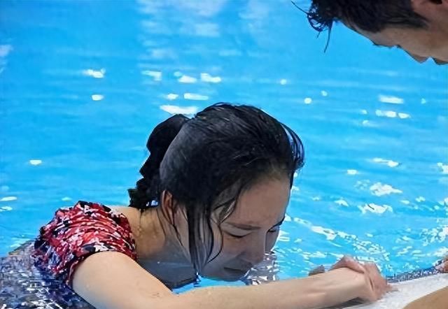 女运动员为何赛后忍痛扯泳衣?揭露她们背后的心酸遭遇图12