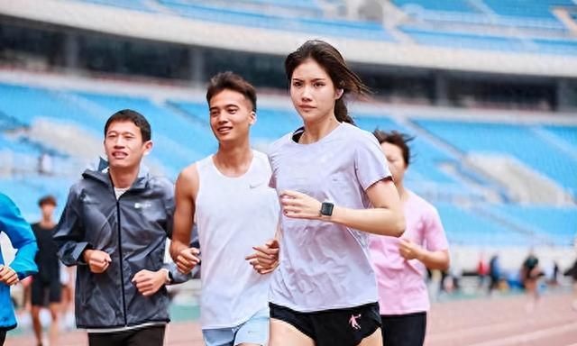 女运动员为何赛后忍痛扯泳衣?揭露她们背后的心酸遭遇图40