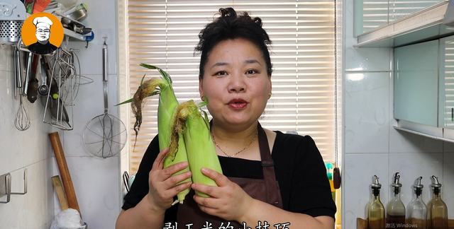 玉米上有个小开关,剪刀一扎一转,玉米粒轻松脱落,真是太实用图1