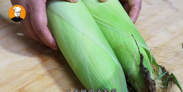 玉米上有个小开关,剪刀一扎一转,玉米粒轻松脱落,真是太实用图4