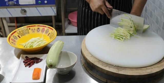 西葫芦这样做营养开胃好吃又下饭图3