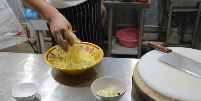 西葫芦这样做营养开胃好吃又下饭图6