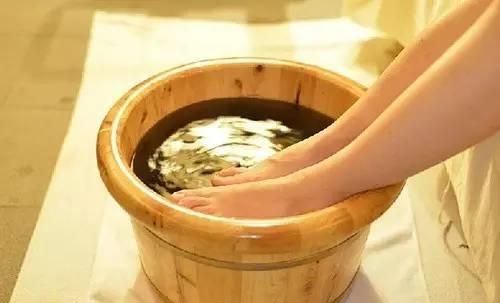 下雨鞋湿了臭了怎么除臭,湿鞋臭怎么去除小窍门图10