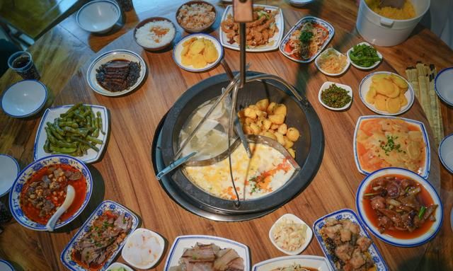 兴隆美食
,在奉节的兴隆镇,竟有这人均30元,无限续的美食,吊锅合渣图1