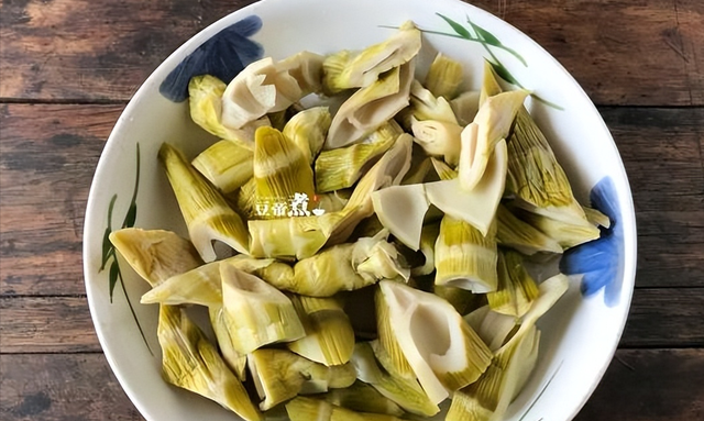 熊猫干笋怎么吃(笋叶和竹笋熊猫更喜欢吃什么)图3