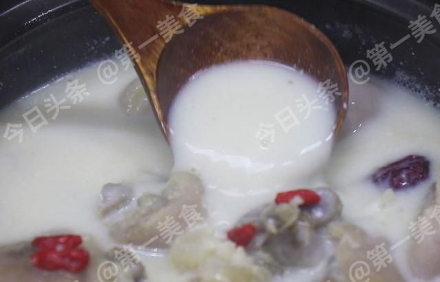 炖猪蹄加这个步骤软烂又入味(炖猪蹄放什么才能让猪蹄软烂)图4