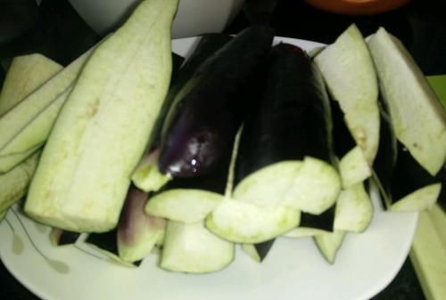 茄子不烧熟吃了拉肚子(茄子没烧熟会引起腹泻怎么办)图1