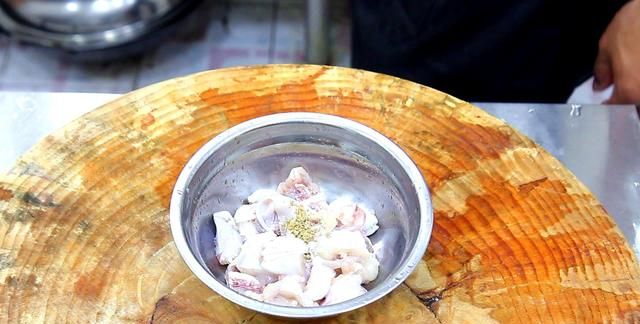 牛蛙最简单又好吃的做法,牛蛙的家常做法简单又好吃图6