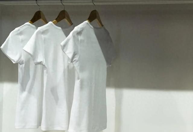 白色衣服被漂白水弄黄了怎么办(桑蚕丝衣服漂白水漂黄了怎么处理)图1
