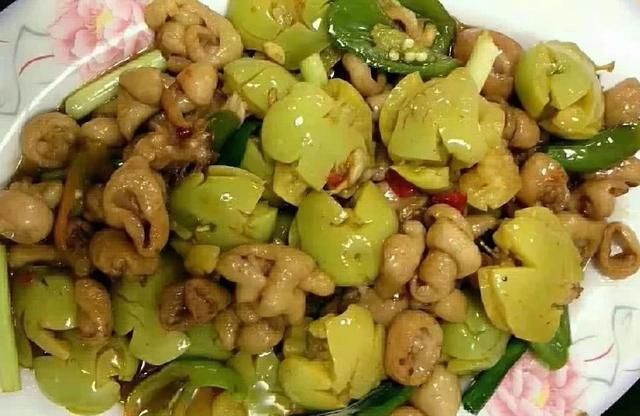 李子蘸辣椒哪个地方这样吃,李子加辣椒粉和盐不咸吗图2
