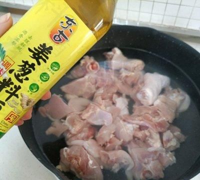 如何做红烧鸡肉土豆(鸡肉和土豆红烧怎么做才好吃)图3