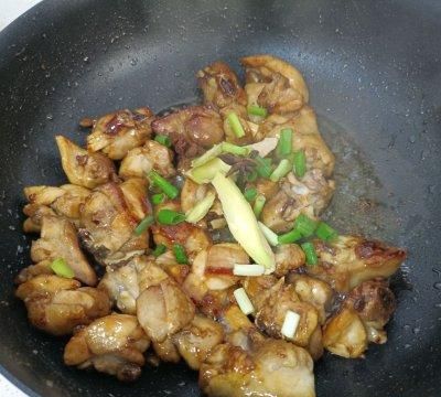 如何做红烧鸡肉土豆(鸡肉和土豆红烧怎么做才好吃)图7