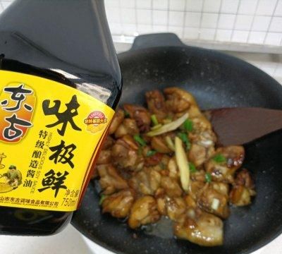 如何做红烧鸡肉土豆(鸡肉和土豆红烧怎么做才好吃)图8