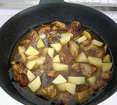 如何做红烧鸡肉土豆(鸡肉和土豆红烧怎么做才好吃)图10