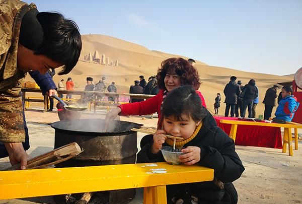 “早穿皮袄,午穿纱,围着火炉吃西瓜”品瓜活动在新疆鄯善演绎图3