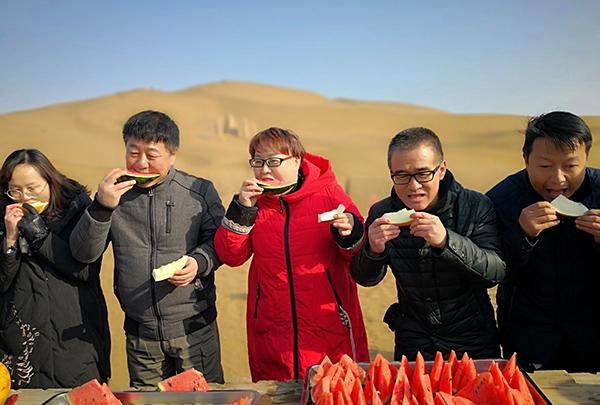 “早穿皮袄,午穿纱,围着火炉吃西瓜”品瓜活动在新疆鄯善演绎图5