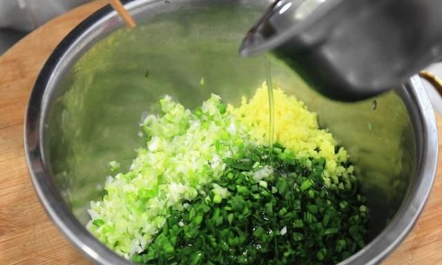 发面时、只放酵母和糖还不行!多加2味,包子又香又软又白还好吃图6