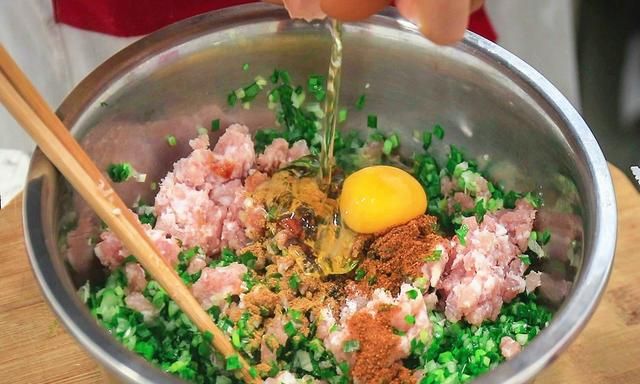 发面时、只放酵母和糖还不行!多加2味,包子又香又软又白还好吃图7