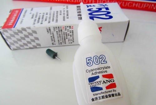 502胶水粘在地板砖上怎么清除图1