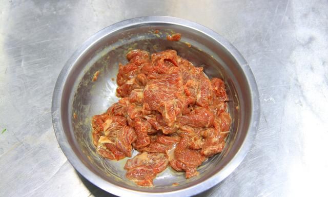 水煮牛肉家常做法肉滑嫩爽,麻辣鲜香水煮牛肉做法图4