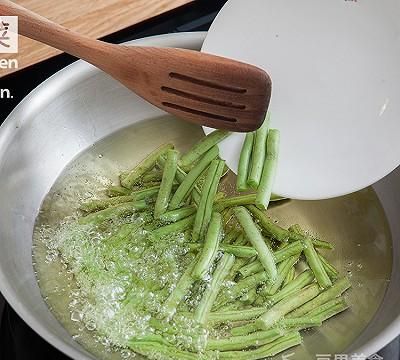 干煸四季豆的做法(干煸四季豆什么梗)图3