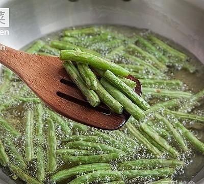 干煸四季豆的做法(干煸四季豆什么梗)图4