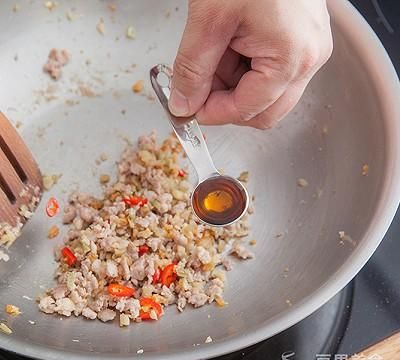 干煸四季豆的做法(干煸四季豆什么梗)图6