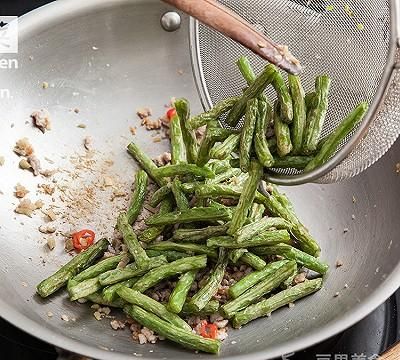 干煸四季豆的做法(干煸四季豆什么梗)图7