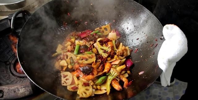 这才是正宗麻辣香锅的家常做法,最简单麻辣香锅的家常做法图9