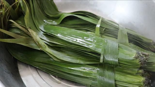 煮粽子技巧怎样包长的粽子(粽子怎么包更糯好吃又香)图5
