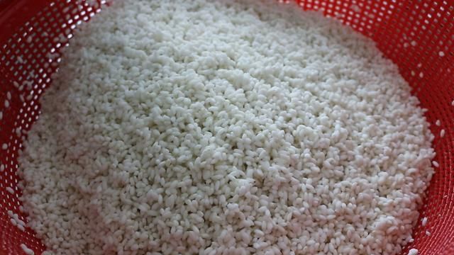 煮粽子技巧怎样包长的粽子(粽子怎么包更糯好吃又香)图6