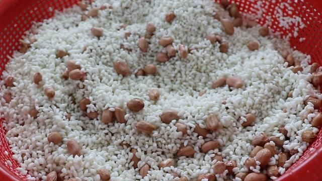 煮粽子技巧怎样包长的粽子(粽子怎么包更糯好吃又香)图7