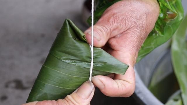 煮粽子技巧怎样包长的粽子(粽子怎么包更糯好吃又香)图10