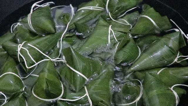 煮粽子技巧怎样包长的粽子(粽子怎么包更糯好吃又香)图11