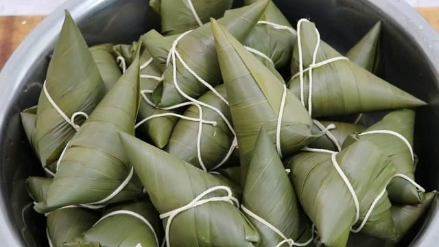煮粽子技巧怎样包长的粽子(粽子怎么包更糯好吃又香)图12
