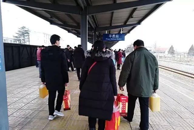 请问坐高铁可以带食用油吗(春运火车出行安全常识)图1