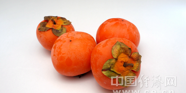 柿子大量上市 你会给柿子脱涩么图1