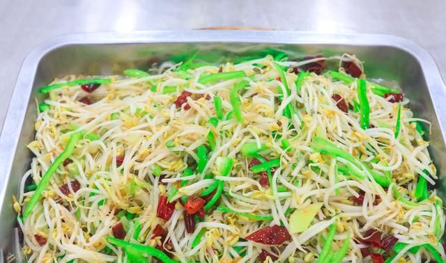 厨师长教你炝炒绿豆芽的家常做法图1