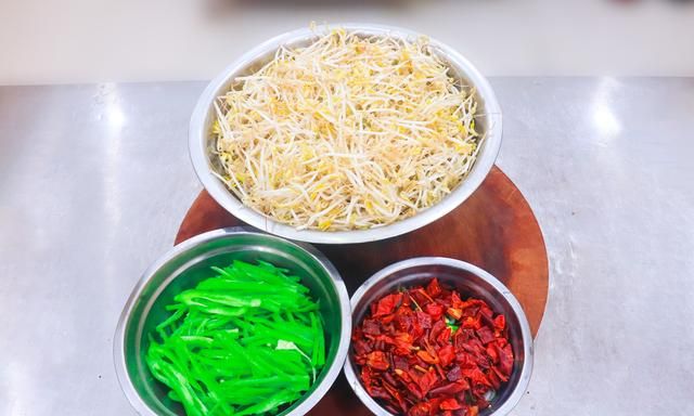 厨师长教你炝炒绿豆芽的家常做法图2