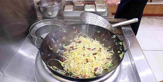 厨师长教你炝炒绿豆芽的家常做法图4