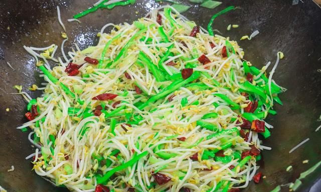 厨师长教你炝炒绿豆芽的家常做法图5