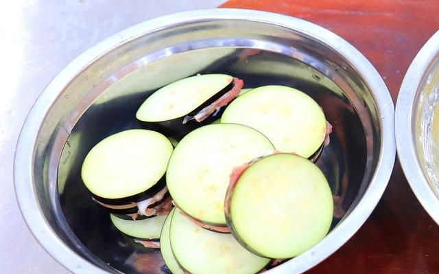 茄子这样做酥脆多汁,茄子怎么做才能软烂入味很下饭图4
